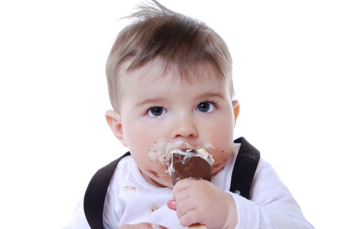 Lifehack: Wie Dein Kind beim Eisessen sauber bleibt!