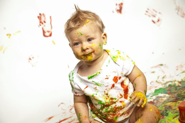 Lifehack: Dein Kind malt immer an die Wände? Probiere diesen Trick!