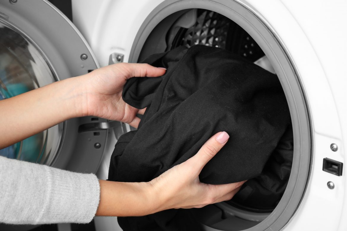 Lifehack: Mit diesem Trick wird Deine Wäsche wieder schwarz!