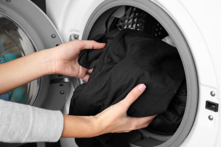 Lifehack: Mit diesem Trick wird Deine Wäsche wieder schwarz!